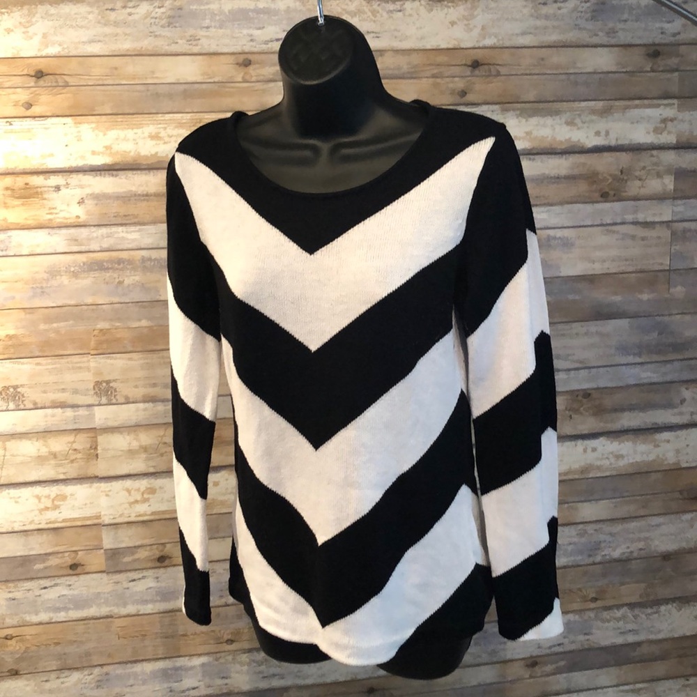 Liz Claiborne black & white chevron sweater